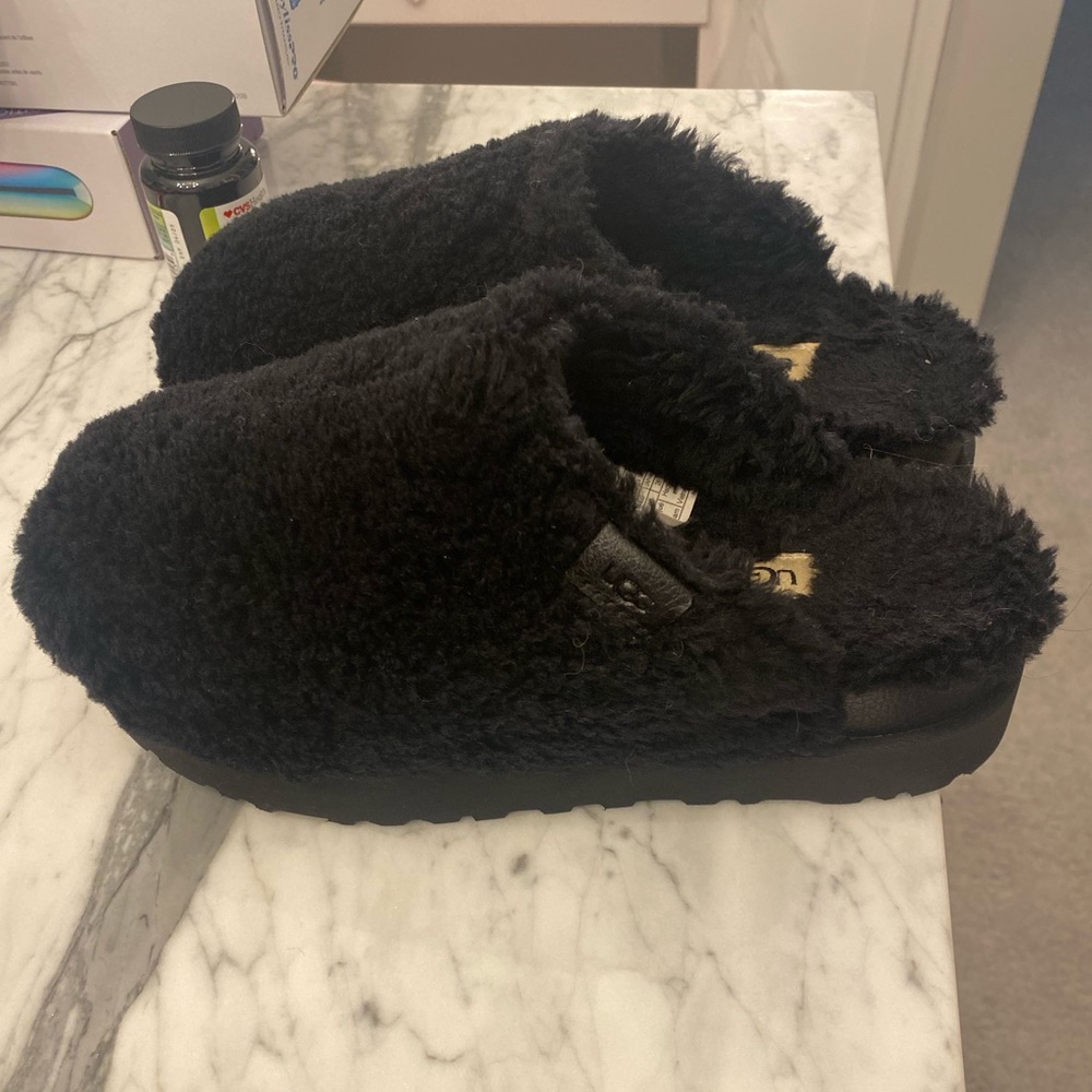 UGG Fuzz Sugar Slide Never Worn. Size 9